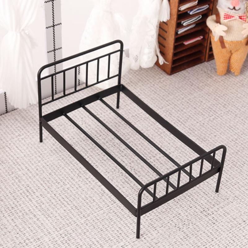 Bedroom Furniture - เตียงตุ๊กตาเหล็กขนาด 1:12 สำหรับบ้านตุ๊กตา 1 ชิ้น ของตกแต่งห้องนอนจำลอง